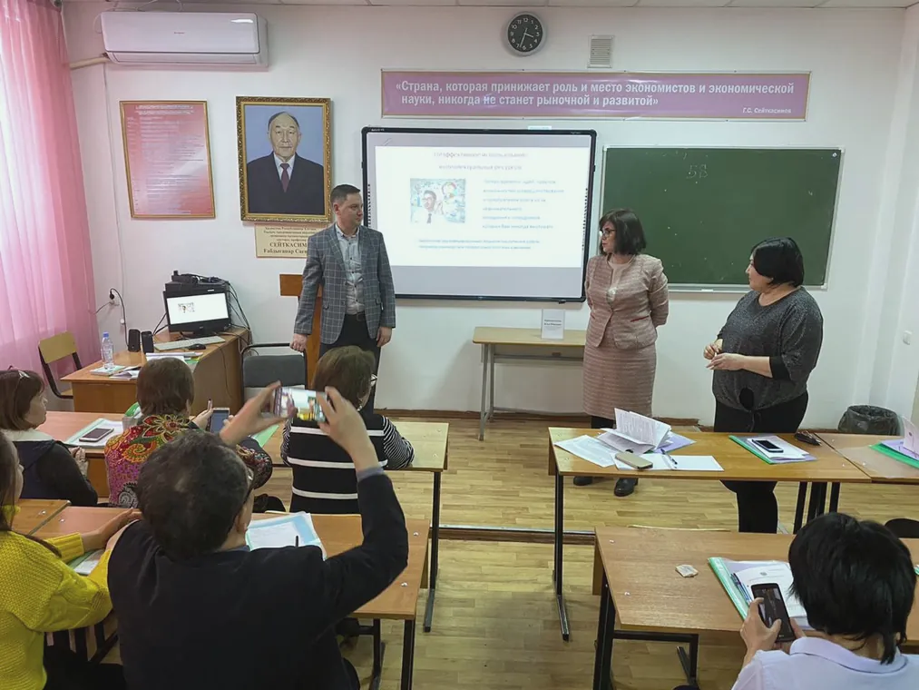Занятие в учебной аудитории: преподаватель у экрана