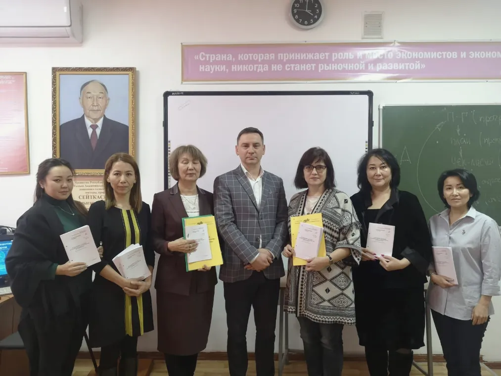 Слушатели семинара с учебными материалами